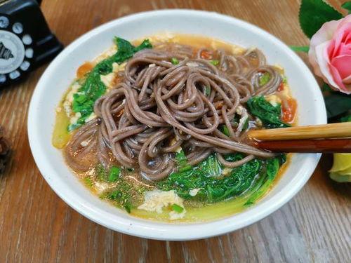 贝贝瓜吃汤面片,贝贝瓜的汤面片美食之旅